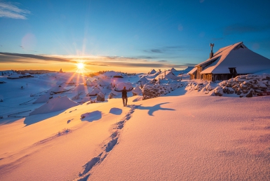 Velika Planina při západu slunce v zimě (www.slovenia.info, photo:Jost Gantar)