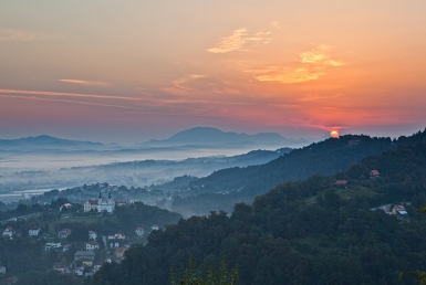 Východ slunce nad Celje (www.slovenia.info, photo: Jost Gantar)